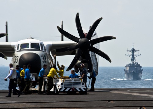 Tàu sân bay USS John C Stennis CVN 74 Mỹ đi qua eo biển Singapore